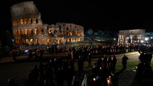 Pope Francis launches meditations before the Via Crucis at the Colosseum