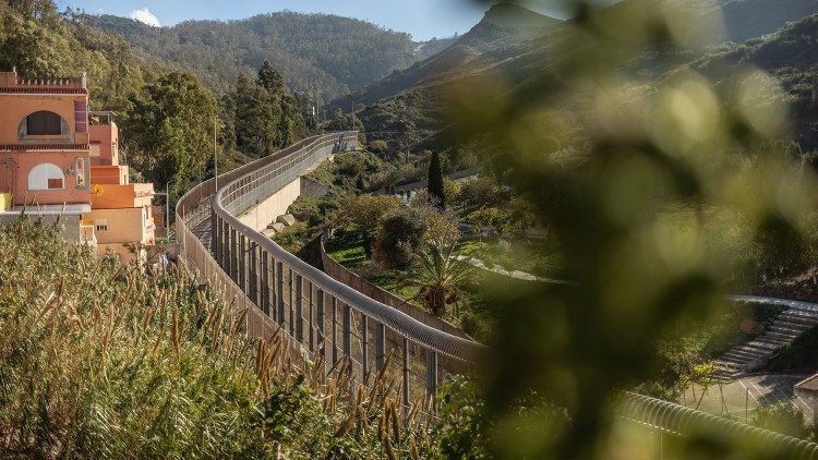 Although it serves as a deterrent to prevent illegal immigration from Morocco, dozens of people try to climb it every day to enter Spanish territory in Ceuta. (Giovanni Culmone/GSF)