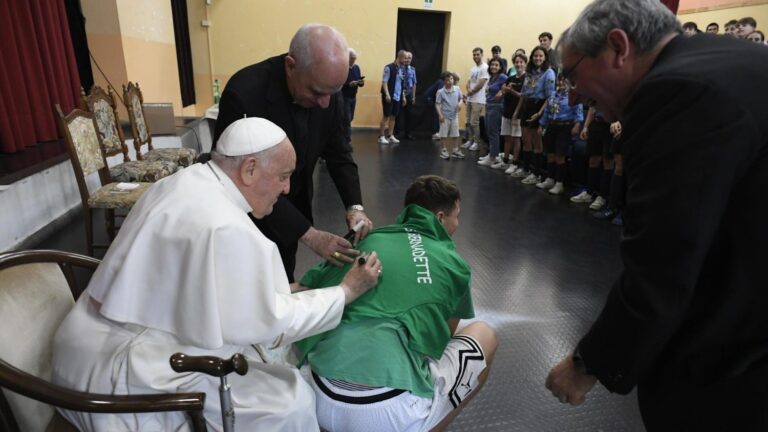 Pope Francis tells youth in Rome to be true to themselves