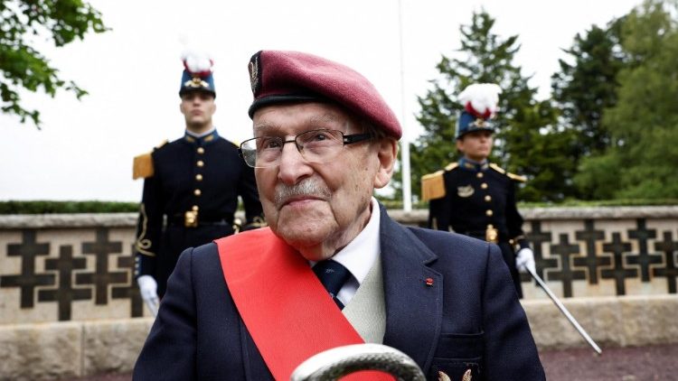 Achille Muller, last survivor of the Free French Forces during a commemoration of the Landing 