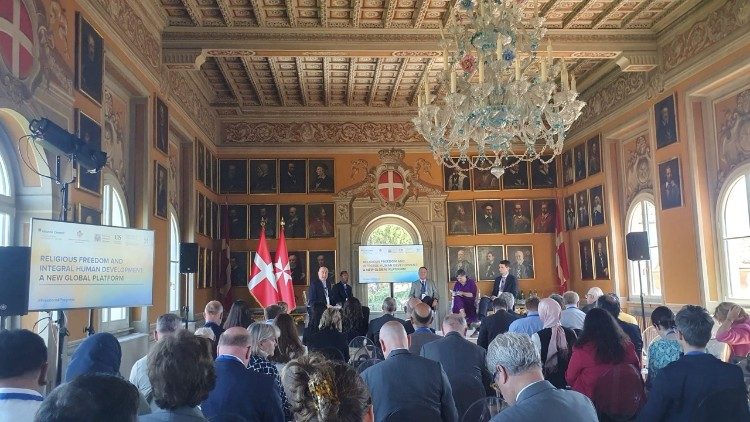 Les participants au deuxième panel de la conférence explorent « La liberté religieuse et le développement mondial : les défis et les opportunités du point de vue du développement humain intégral »