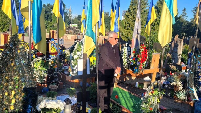 Cardinal Krajewski’s anger and pain before the graves of Ukrainian war victims