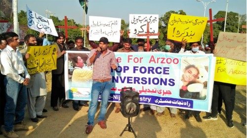 Pakistani Archdiocese Holds Seminar on Forced Conversions, Child Marriage