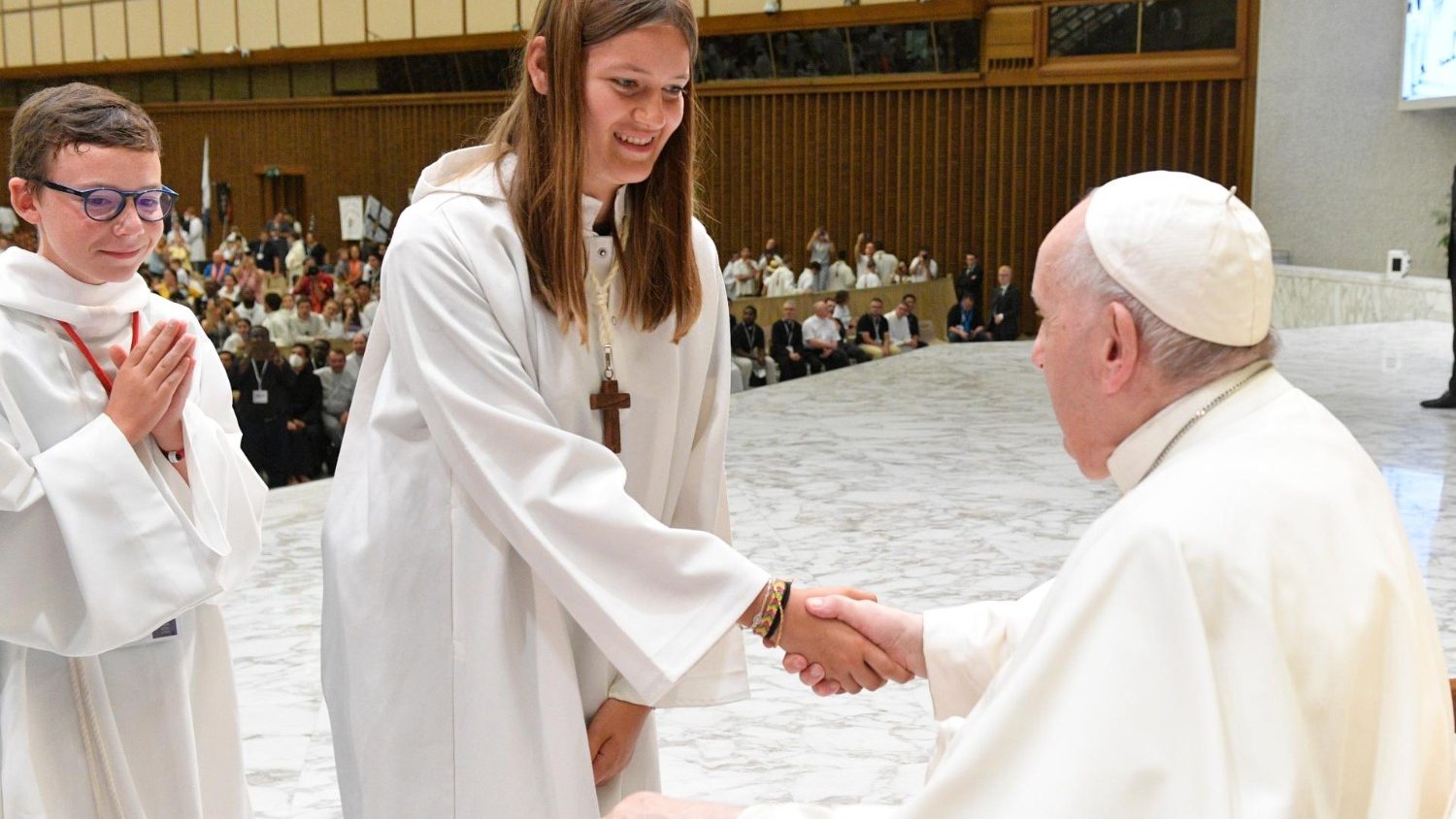 Cardinal Hollerich: Altar serving is 'a service to God and others'