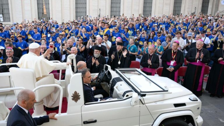 Pope to altar servers: ‘Share Jesus with others’