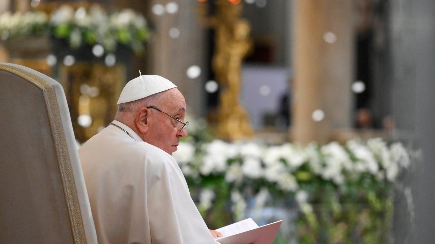 Pope Francis invokes Mary for the peace that comes from Christ