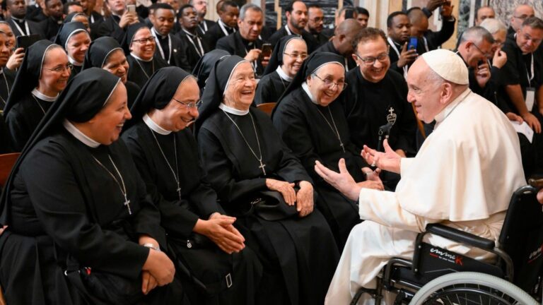 Pope Francis encourages religious to discern and be charitable