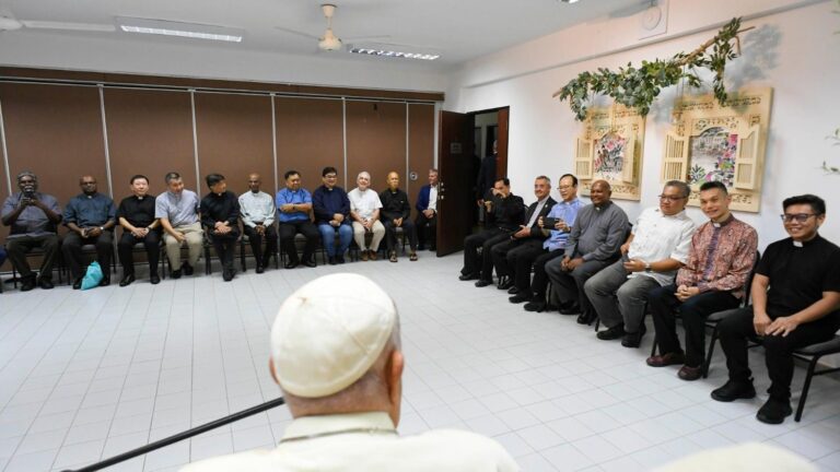 Pope discusses prayer and vocation with Jesuits in Singapore