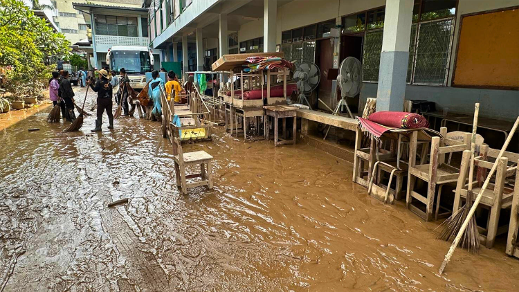 Volunteers clean mud at Santi Witthaya Diocesan School (Photo by Chiang Rai Diocese)