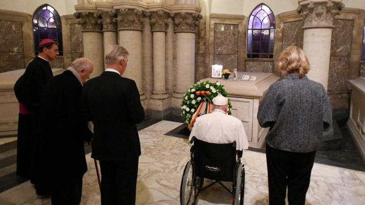 Pope Francis prays at the tomb of King Baudouin