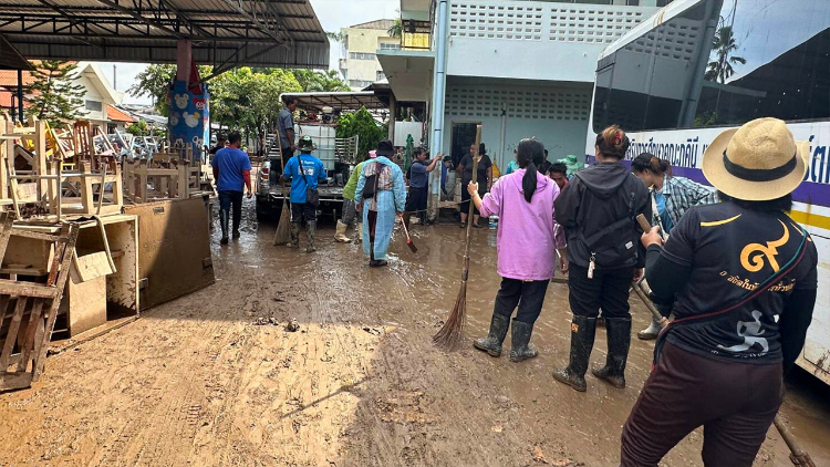 Volunteers clean mud at Santi Witthaya Diocesan School (Photo by Chiang Rai Diocese)