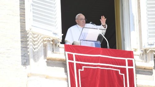 Pope at the Angelus: Everything changes when you truly know the Lord