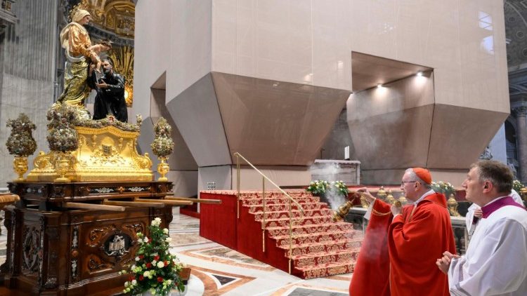 Cardinal Pietro Parolin praises the sculpture of the Blessed Virgin Mary handing over the Child Jesus to Saint Cajetan