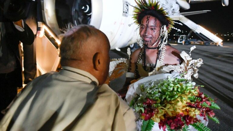 The Pope of the peripheries arrives in Papua New Guinea