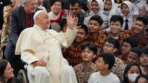 Pope discusses diversity and unity with Indonesian youth