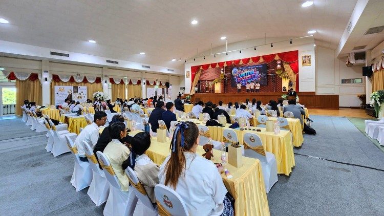 Students attend the "Extra Peace: Project presentation competition" (Photo by Peter Monthienvichienchai / LiCAS News)