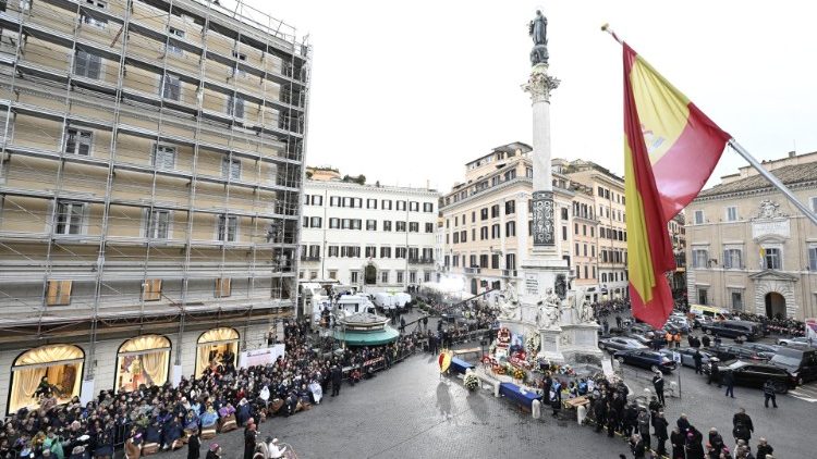 Visit the nearby Piazza di Spagna and the statue dedicated to the Immaculate Conception