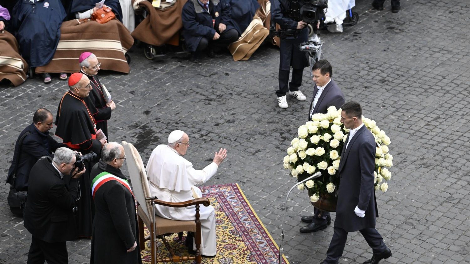 Pope pays homage to Mary at statue of Immaculate Conception